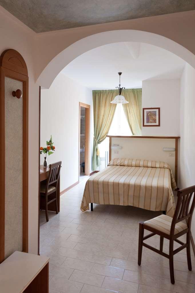 Hotel Vignola Assisi Szoba fotó